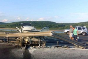 FOTO: ACCIDENT rutier pe autostrada A1, între Sebeş-Sibiu. O şoferiţă de 52 de ani s-a izbit cu maşinii de gilisera mediană. Autoturismul a luat foc