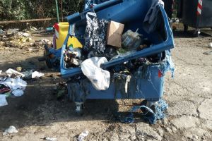 Containere incendiate, autor necunoscut