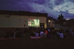 Elevii Colegiului Naţional „Liviu Rebreanu” Bistriţa au vizionat scurt-metraje româneşti în aer liber