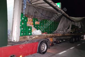 Un nou accident în care este implicat un TIR ce transporta bere. Încărcătura a ajuns pe şosea