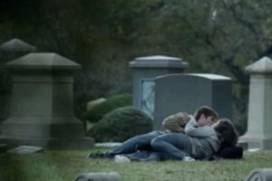 O MINORĂ a fost filmată în timp ce făcea AMOR pe MORMINTE . Scene halucinante într-un CIMITIR din ROMÂNIA