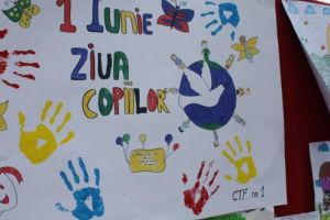 FOTO: Poezii, muzică, dans şi bucurie pentru copiii de la Casele de tip Familial din Sâncraiul de Mureş