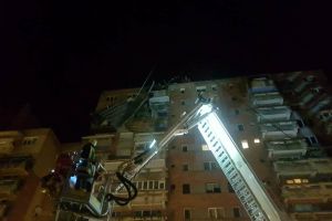 FOTO. Acoperişul unui bloc, smuls de vântul puternic. Au intervenit pompierii