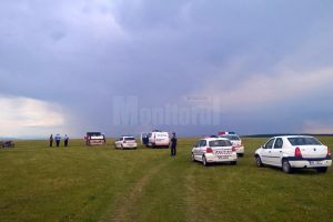 Poliţiştii, sesizaţi că un motociclist face depăşiri periculoase. ...