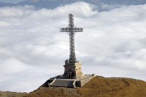 Salvamontiştii dâmboviţeni caută un turist american, căzut cu parapanta în zona Caraiman