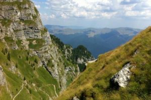 Un american ratacit in Prahova, in muntii Bucegi, cautat cu elicoptere