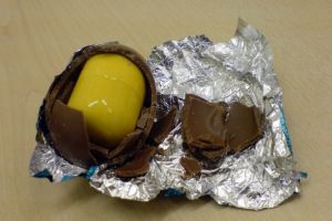 Un copil a mers la cumparaturi cu mama lui si si-a ales un ou de ciocolata de pe raft. Cand a ajuns acasa, surpriza! Ce era inauntru?