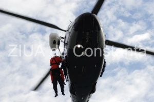 Operatiune de salvare in Bucegi. 100 de pompieri si doua elicoptere sunt in cautare unui parapantist american