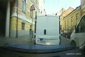 Șofer NESIMȚIT! A lovit un autoturism parcat şi a plecat SENIN - VIDEO