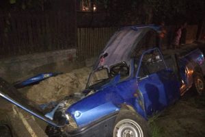 FOTO. Accident grav! Șofer încarcerat, după ce a intrat cu maşina într-un cap de pod