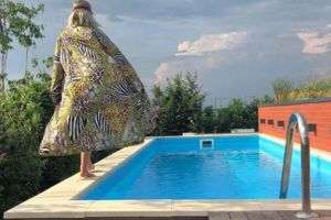 Delia s-a DEZBRĂCAT la piscină în şi a făcut FURORI. Imaginile care au stârnit CONTROVERSE pe internet - FOTO 
