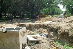 Ne enervează: Parcul 22 Decembrie din Oradea zace brăzdat de tranşee