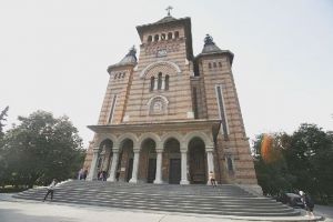 Artisti plastici expun alaturi de copii la Catedrala din Timisoara