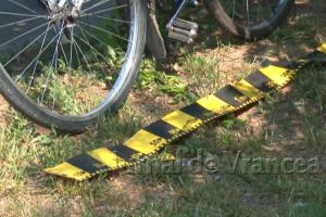 FOTO: Biciclist lovit pe trecere de o maşină, pe Bulevardul Independenţei