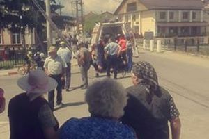 FOTO Bărbat căzut de pe stâlp, la Avrig. A fost dus la spital