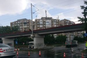 Autorităţile au găsit SOLUȚIA la problema CANALIZĂRII: Atunci când PLOUĂ închid traficul