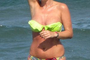 Delia, imagini BOMBA în bikini! Mărinimoasă din fire, cântăreaţa a arătat tot ce are mai frumos  FOTO AICI