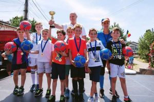 Dobroeşti: Primarul Ştefan Condu, voluntar pentru distracţie