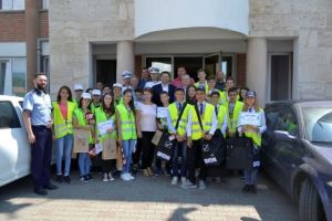 FOTO: Concursul „Patrule şcolare în acţiune”. Elevii s-au întrecut în dirijarea traficului rutier, supravegheaţi de poliţişti