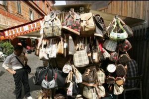  Fake-urile produselor de LUX Hermes, Louis Vuitton, Prada, Chanel distrug economia europeană