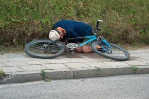 Atât de beat… încât unui bărbat i-a fost imposibil să-şi păstreze echilibrul pe bicicletă