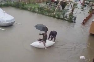 VIDEO FOTO Inundaţii în cartierul Arhitecţilor – Oamenii au făcut haz de necaz