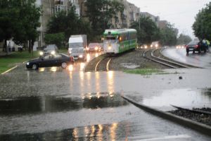 Pompă AFECTATĂ de furtună, cauza INUNDĂRII VIADUCTULUI de pe strada Voinicilor