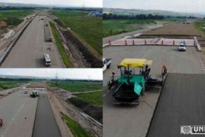 VIDEO: Surpriză pe Autostrada Sebeş-Turda, lotul 1: A început să se toarne balast stabilizat, etapă premergătoare covorului asfaltic, lângă drumul judeţean care duce spre comuna Ciugud