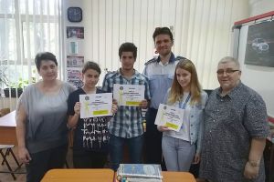 Elevi premiaţi de poliţişti