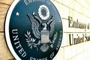 PANICĂ la Ambasada SUA! Un şofer a INTRAT VIOLENT cu maşina în porţile din faţa clădirii