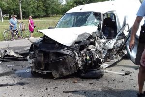 Accident în Sântion: Un tânăr a fost rănit, după ce o autoutilitară s-a lovit de un cap tractor