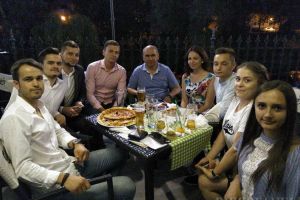 La pizza cu primarul: Studenţii basarabeni au ieşit în oraş cu Ilie Bolojan (FOTO)