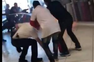 Un bărbat CUPRINS DE FLĂCĂRI umblă haotic prin mall! VIDEOCLIPUL care a ȘOCAT o întreagă Planetă