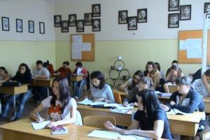 ELEVII spun „ADIO” telefoanelor mobile. INTERDICȚIA CONTROVERSATĂ a fost ADOPTATĂ de deputaţi