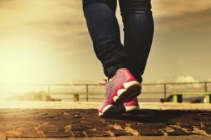 S-a dovedit ştiinţific! Mersul pe jos într-un ritm rapid, prelungeşte viaţa