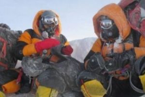 Alpiniştii români vor să doboare un record mondial