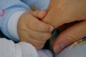 REVOLTĂTOR: De ce EXPERIENȚĂ au avut parte o MĂMICĂ şi BEBELUȘUL ei de 11 luni la un centru de PERMANENȚĂ din Arad