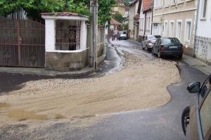 Primăria a luat primele măsuri după inundaţia cu „apă galbenă” din Șchei