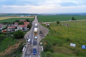 FOTO, VIDEO: Coloană de maşini pe DN1, zona Oiejdea. Traficul este îngreunat de lucrările la drum
