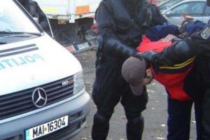 Adolescent încătuşat pentru înşelăciune