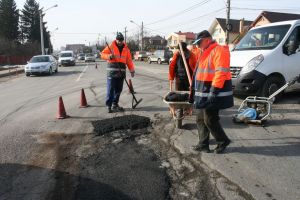 Una caldă, alta rece pe străzile Bistriţei. Reparaţii de mântuială, investiţii lăsate de izbelişte (FOTO)