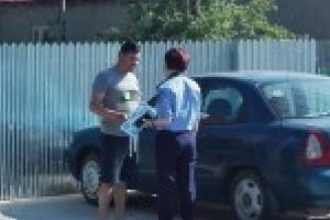 Daca e joi, politistii vorbesc barbatilor