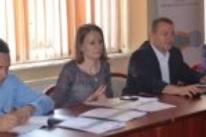 Funcţionarii din Primăria Caransebeş învaţă, pe bani europeni, cum să ajute cetăţeanul de la ghişeu