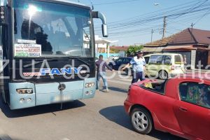 UPDATE Imagini de la eveniment: Accident rutier pe bulevardul I.C.Bratianu. Un autocar a lovit un autoturism. Mama si copil, raniti (galerie foto+video)           