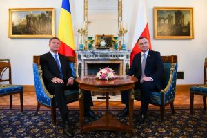 Presedintele Klaus Iohannis a declarat in Polonia ca inca de anul trecut Romania a alocat 2% din PIB pentru chestiuni de aparare si ca mari proiecte de inzestrare au fost deja demarate