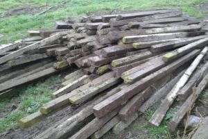 Record! Doi prahoveni au reusit sa fure 176 de şpalieri de beton in cateva ore!