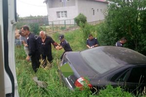 FOTOGALERIE. Eroi şi în timpul liber! Cinci pompieri au devenit salvatori pentru victima unui accident rutier