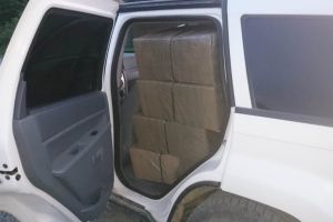 FOTO. Jeep burduşit cu mii de pachete cu ţigări, confiscat de poliţişti! Șoferul, sancţionat drastic