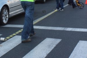 FOTO. Accident în Micro 17. Fetiţă lovită pe trecerea de pietoni