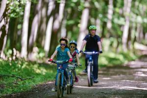 Sute de biciclişti participă sâmbătă la cel mai mare concurs mountain-bike din Bucovina, ...